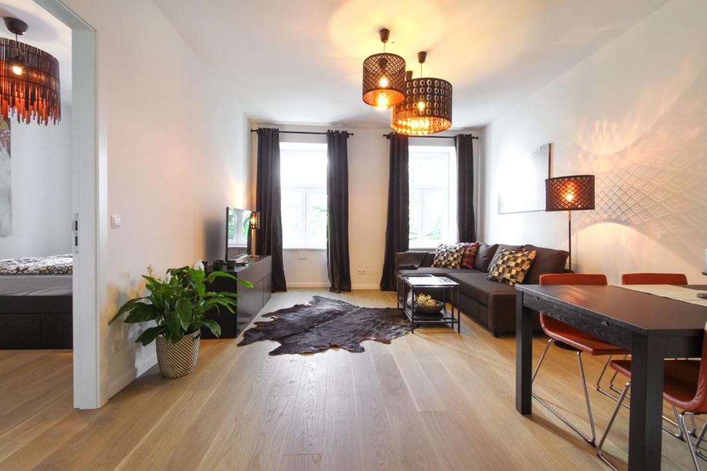 ウィーンにあるAna Maria Apartmentsのリビングルーム(ソファ、テーブル付)