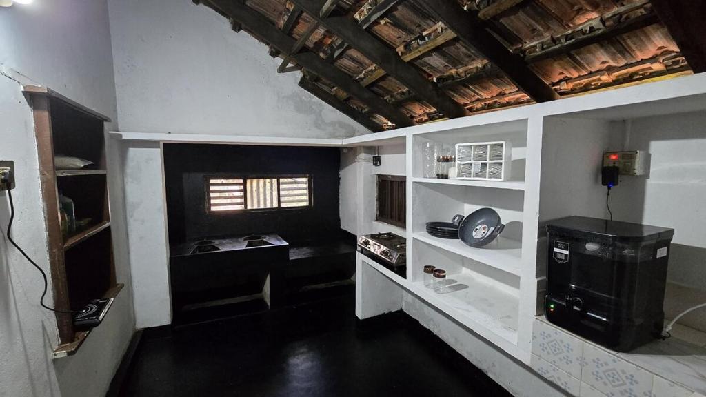 Zimmer mit einer Uhr an der Wand in der Unterkunft Idam Homestay - Entire 3 Bedroom Holiday Home in Idukki