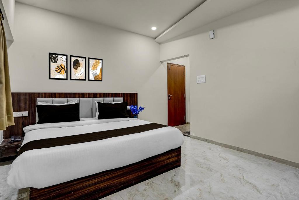 a bedroom with a large bed in a room at Townhouse Ganesh Tekdi Temple Nagpur in Nagpur