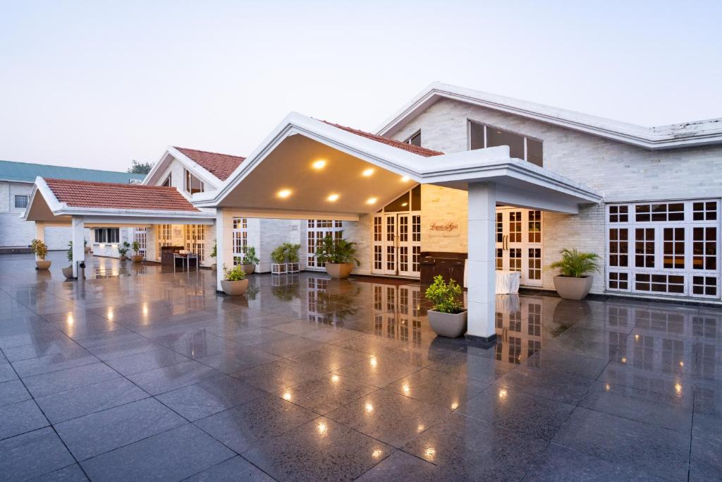 een gebouw met een binnenplaats met potplanten en verlichting bij Eagleton The Golf Resort in Bangalore