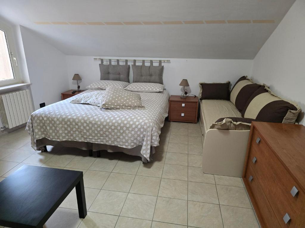 una camera con due letti, un comò e un comò di A Casa Letizia Foggia a Foggia