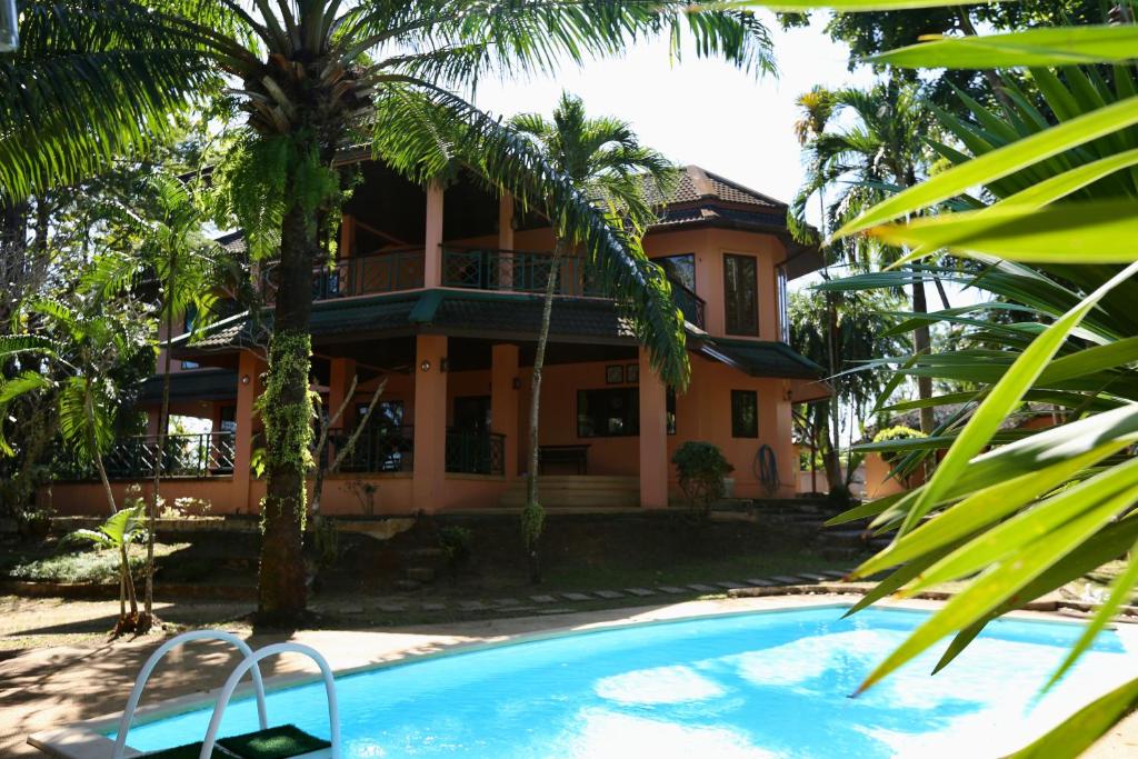 een resort met een zwembad voor een gebouw bij Nature's Hill side Phana House in Ban Nong Chaeng