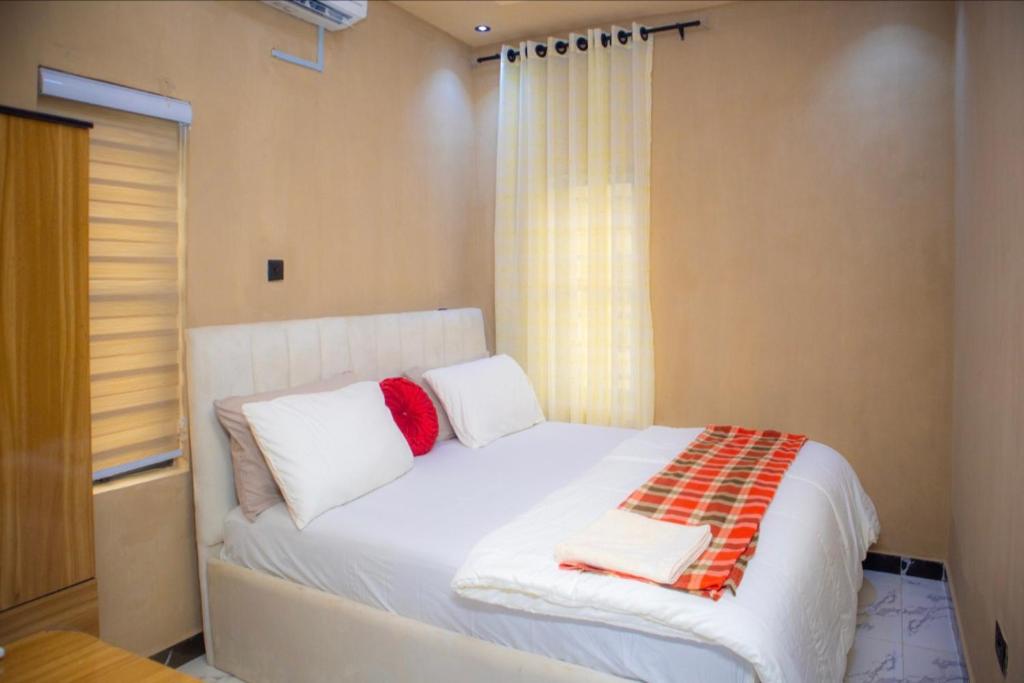 En eller flere senge i et værelse på Mae Sangotedo Ajah