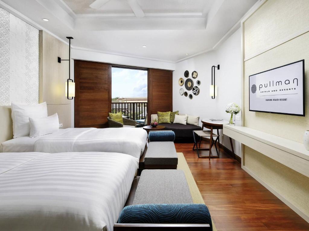Deluxe Two Single Beds Room with Balcony - High Floor