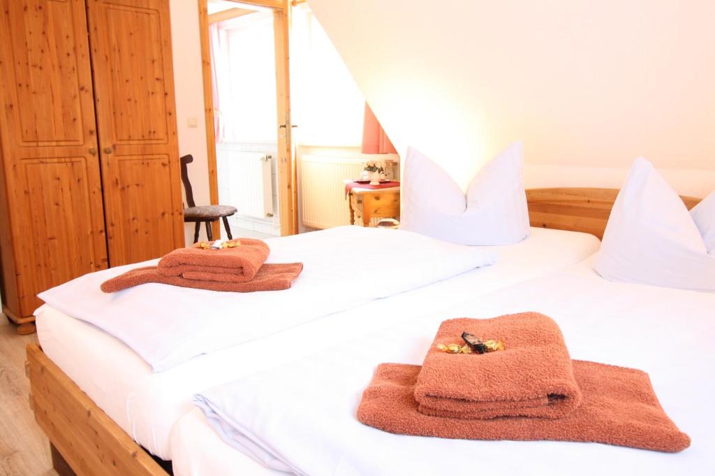 Postel nebo postele na pokoji v ubytování Hotel Brockenstübchen