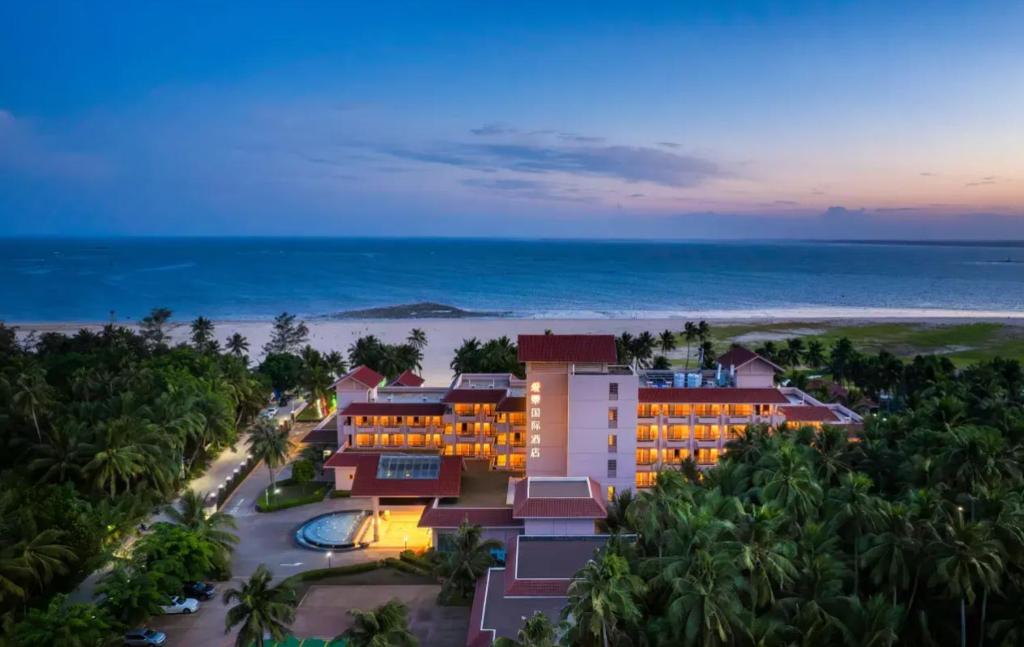 een luchtfoto van een resort aan het strand bij Aijing International Hotel 