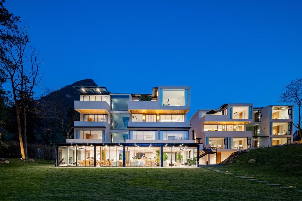 张家界Annica Villa的有很多窗户的大楼