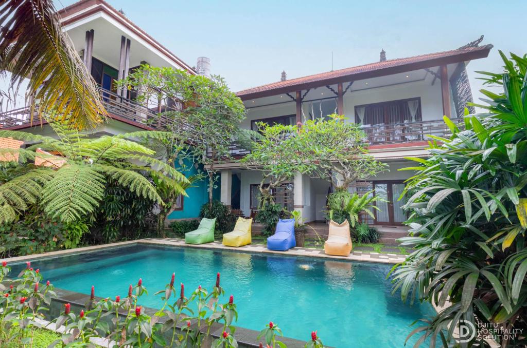 una piscina davanti a una casa di Green Sala Villa ad Ubud