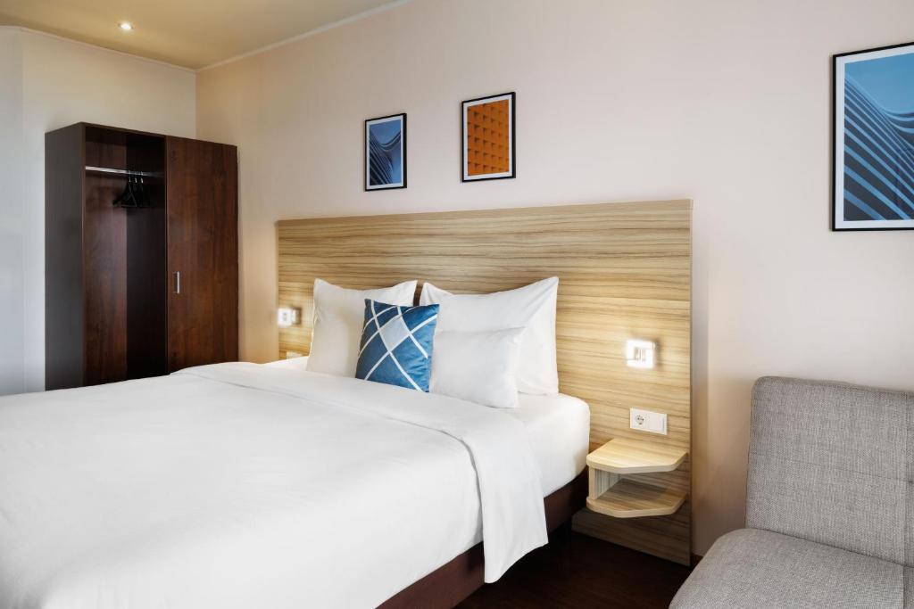 Giường trong phòng chung tại Four Points Flex by Sheraton Salzburg Messe