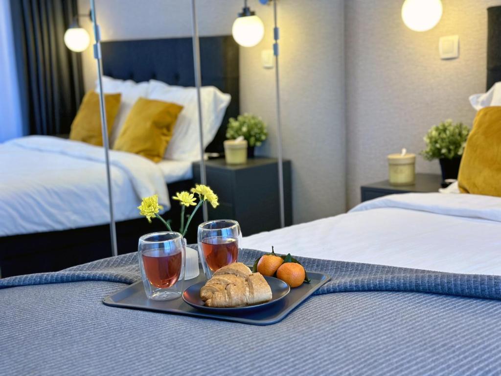 een dienblad met brood en drankjes op een tafel in een hotelkamer bij Bansko St Ivan Rilski Residences in Bansko