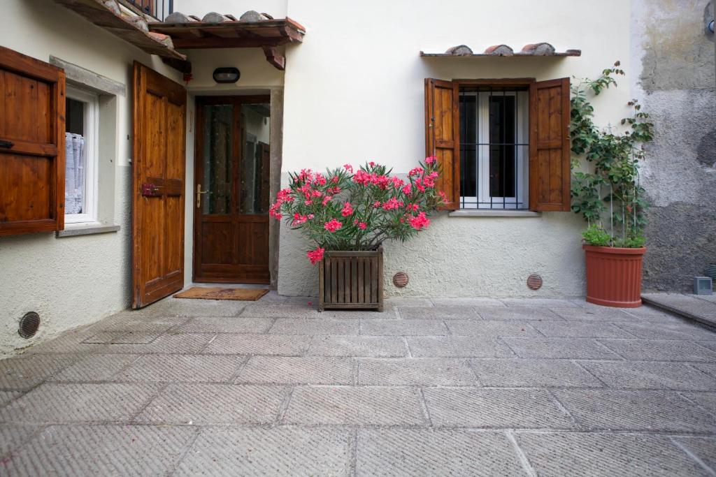 een gebouw met twee potten bloemen voor een deur bij Casa Traquandi in Castiglion Fiorentino