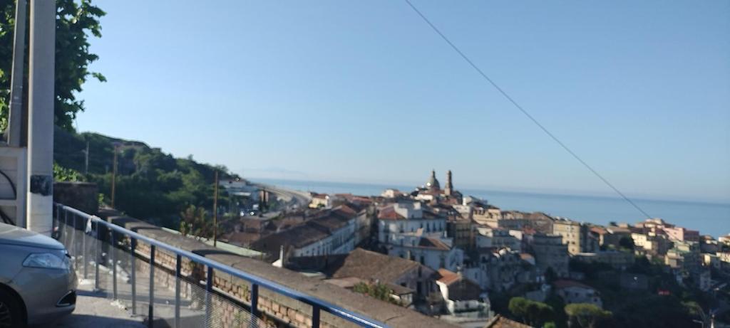 Blick auf eine Stadt auf einem Hügel in der Unterkunft Rent Room Joe in Solarino