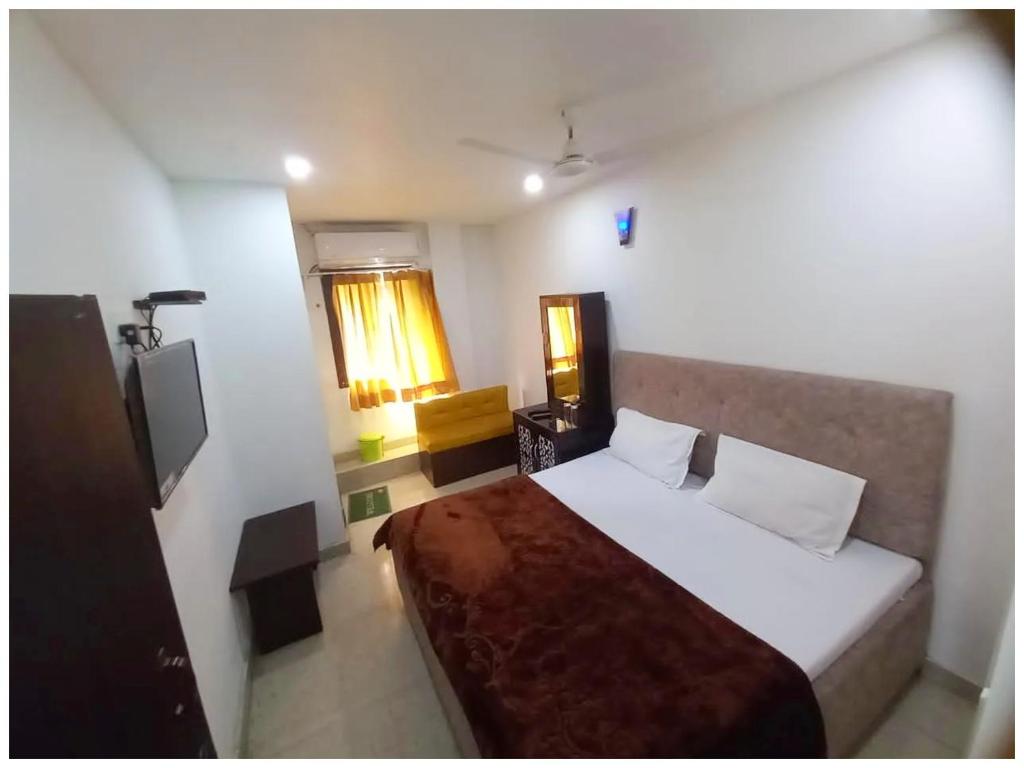 Giường trong phòng chung tại Metro Royal Inn Near Lucknow Railway Station - Free Wifi and Free Parking Facilities # Fully Air conditioning Deluxe Room - Best Hotel In Lucknow