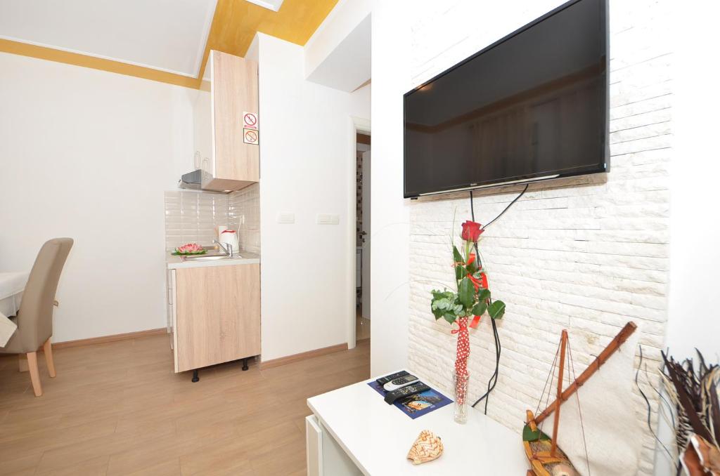 Televízia a/alebo spoločenská miestnosť v ubytovaní Guest House Mia