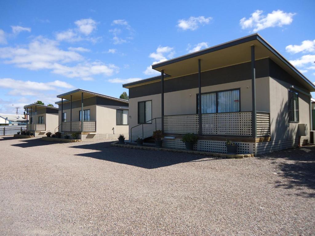 une rangée de maisons modulaires dans un parking dans l'établissement Oval Motel - Murray Bridge, à Murray Bridge