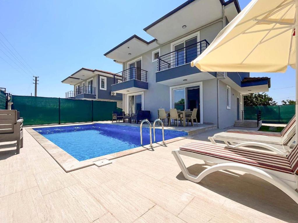 una villa con piscina e una casa di Villa Maya a Çayılı