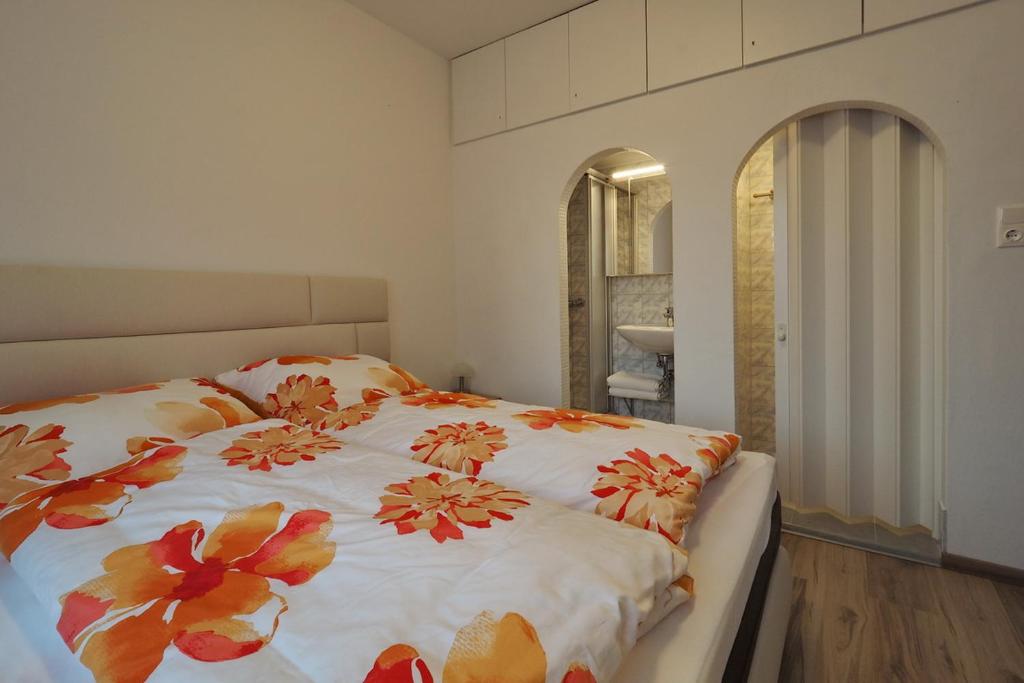 Loosdorf的住宿－Hofmanns B&B，一间卧室配有一张带花卉棉被的床