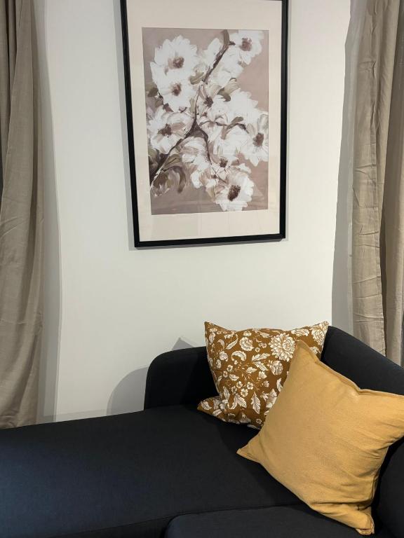 un divano nero con due cuscini in soggiorno di Ferienwohnung Friesenglück a Wangerland