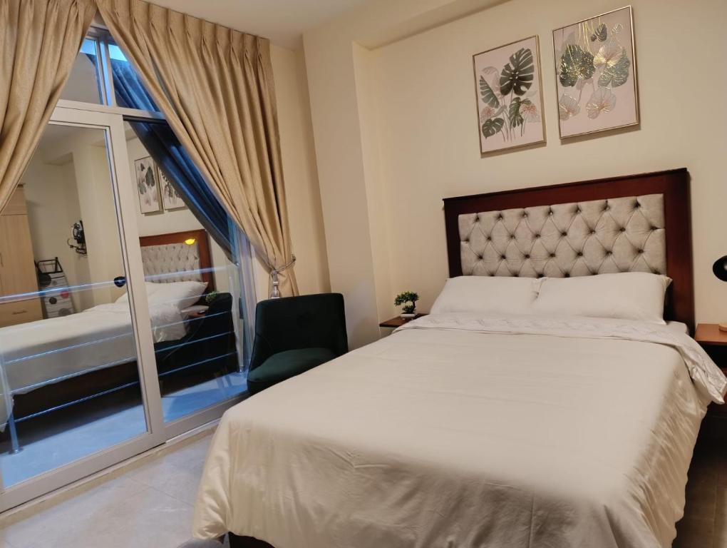 a bedroom with a large bed and a window at koi Residencial 301 in Chimbote