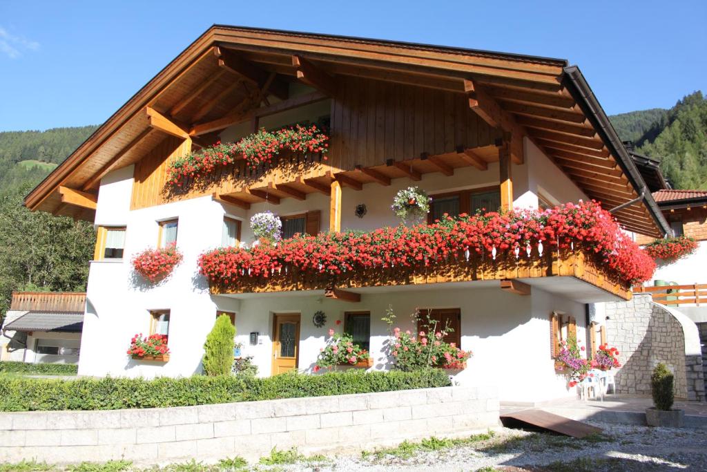 a house with flowers on the side of it at Haus Kofler in Casateia