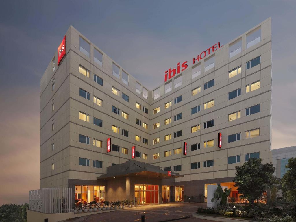 een hotel met een bord erop bij ibis Pune Hinjewadi - An Accor Brand in Pune