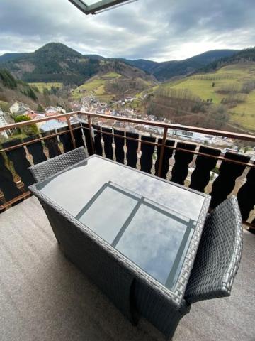 een tafel en stoelen op een balkon met uitzicht bij Ferienwohnung Inge in Bad Peterstal