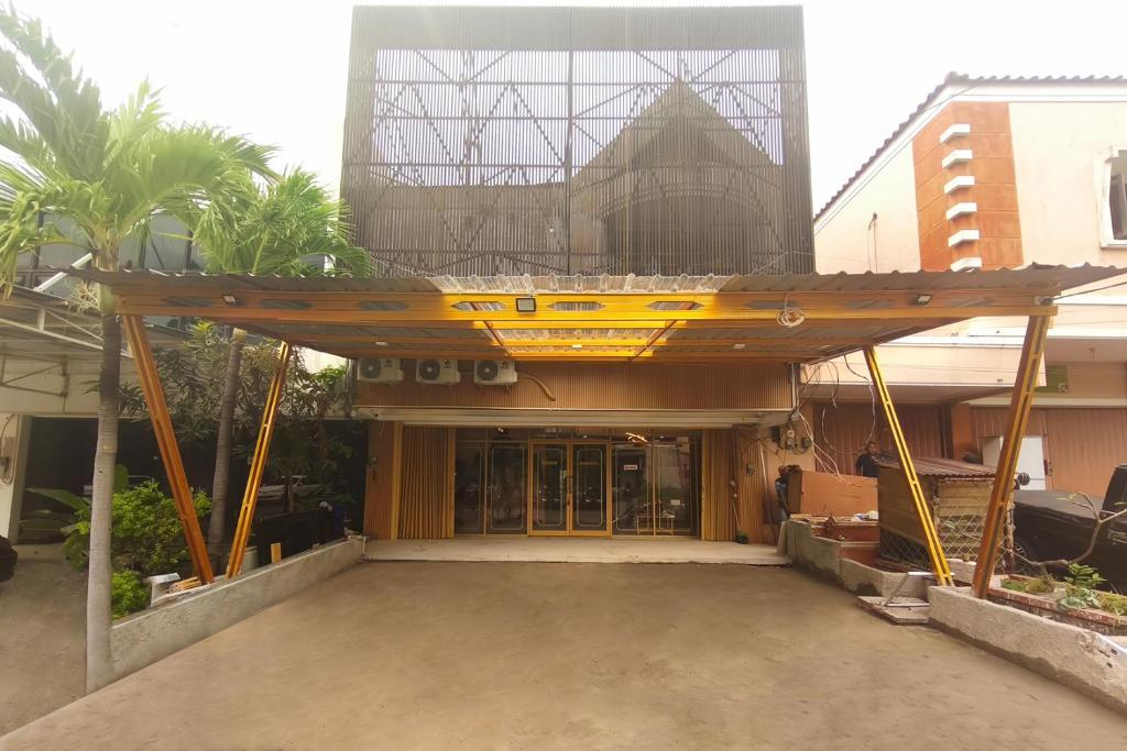 een gebouw met een surfplank erop bij INNCA - Dream Memory, Semarang in Kalibanteng-lor