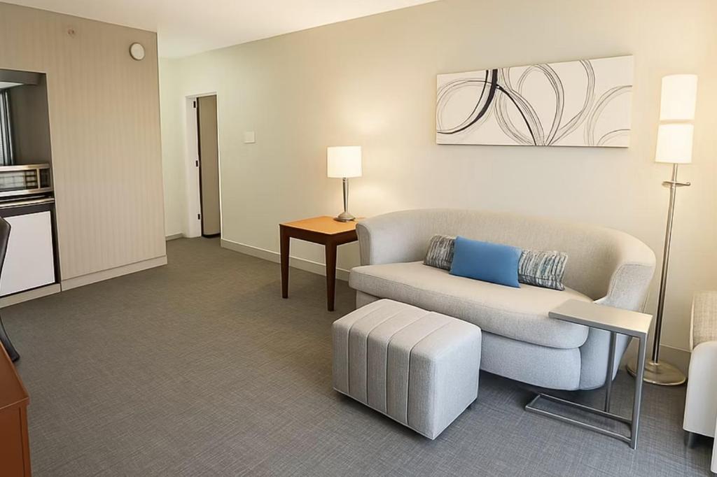 un soggiorno con un divano e un tavolo di Preston Suites by IHG a Montgomery