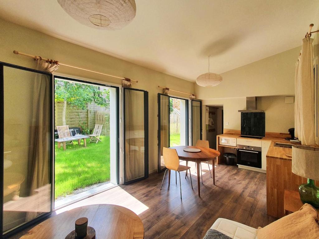 TV a/nebo společenská místnost v ubytování Maison plain-pied avec jardin