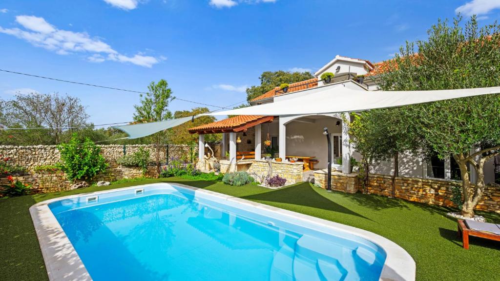 Bazén v ubytování Holiday Home San by Villas Guide nebo v jeho okolí