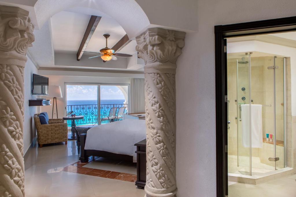 een slaapkamer met een bed en uitzicht op de oceaan bij Hyatt Zilara Cancun - All Inclusive - Adults Only in Cancun