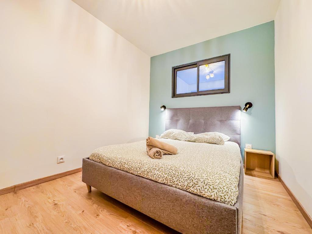 a bedroom with a bed and a mirror on the wall at Appartement lumineux à Royat in Royat