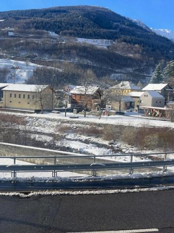 Blick auf eine Stadt mit Schnee und Gebäuden in der Unterkunft Casa Pesa - Olivone in Olivone