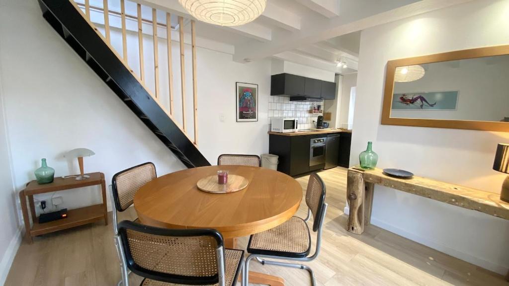 een keuken en eetkamer met een tafel en stoelen bij Maisonnette duplex in Bouguenais