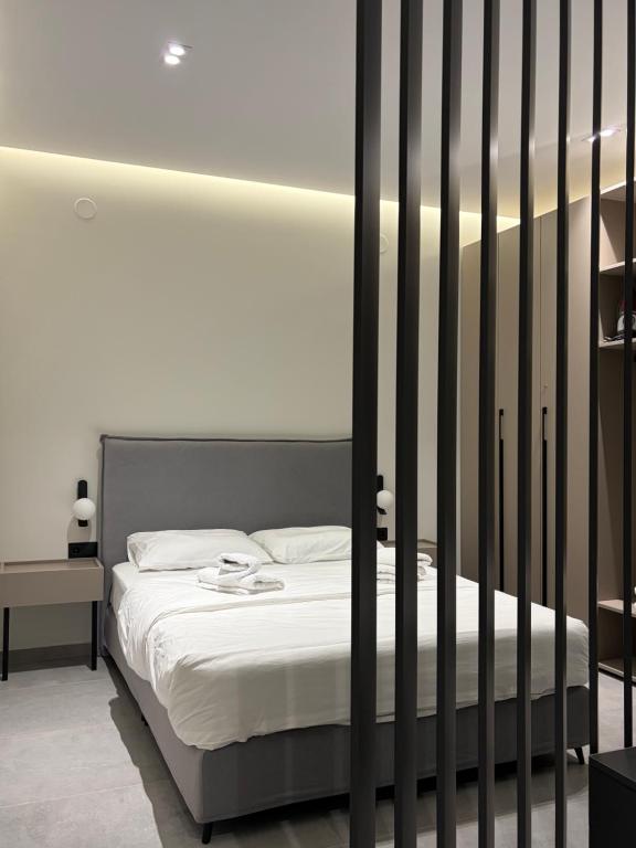 una camera da letto con un letto con un corrimano nero di 7th floor Studio a Xánthi