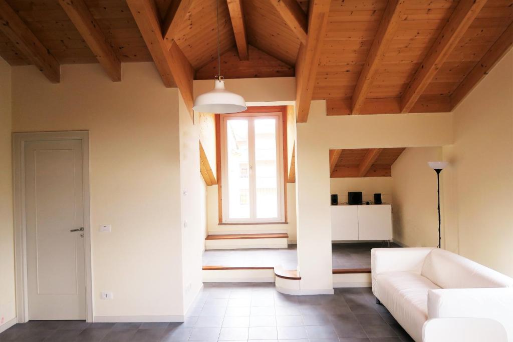 a living room with a white couch and a window at La Tortora in Fisciano