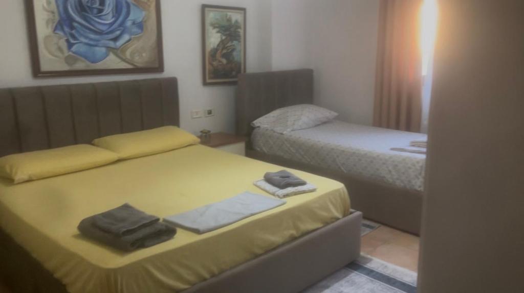 En eller flere senge i et værelse på Center Luxury Apartment