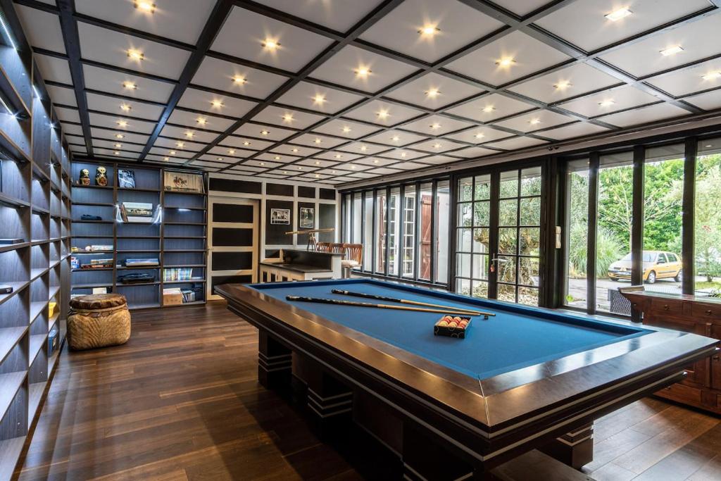 een pooltafel in een kamer met een plafond bij L'escapade d'Etretat in La Celle-sous-Gouzon