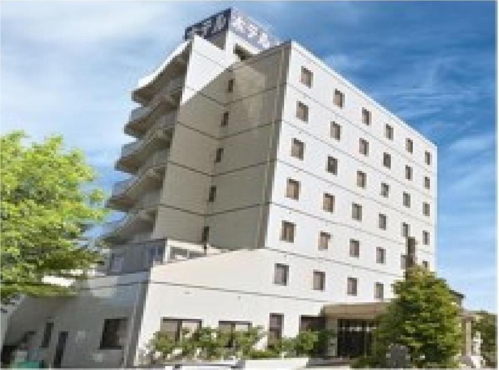 un revestimiento de un gran edificio blanco en Hotel Tsubame Hills, en Tsubame