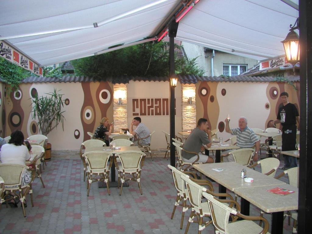 Reštaurácia alebo iné gastronomické zariadenie v ubytovaní Roxane Panzio