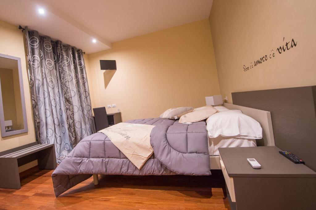 een slaapkamer met een bed, een bureau en een spiegel bij Maison 3g in Ariccia