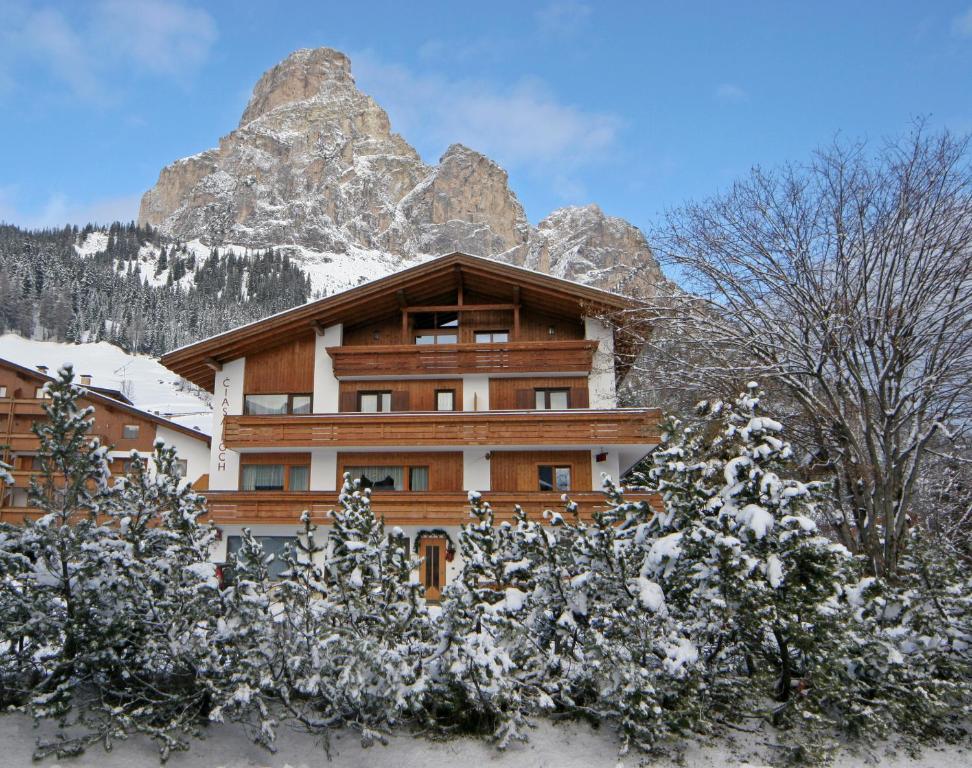 Nespecifikovaný výhled na hory nebo výhled na hory při pohledu z hotelu