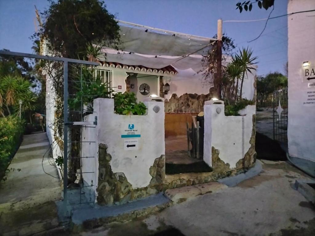 una casa con un cancello davanti di FINCA RIODIEL a Gibraleón