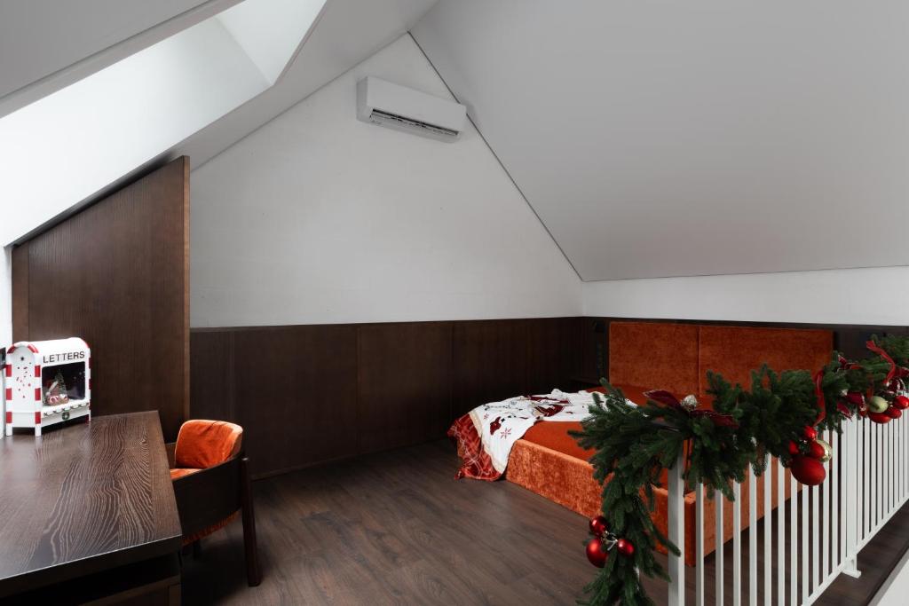 een slaapkamer met een bed en een tafel met een kerstboom bij Нова Дача 