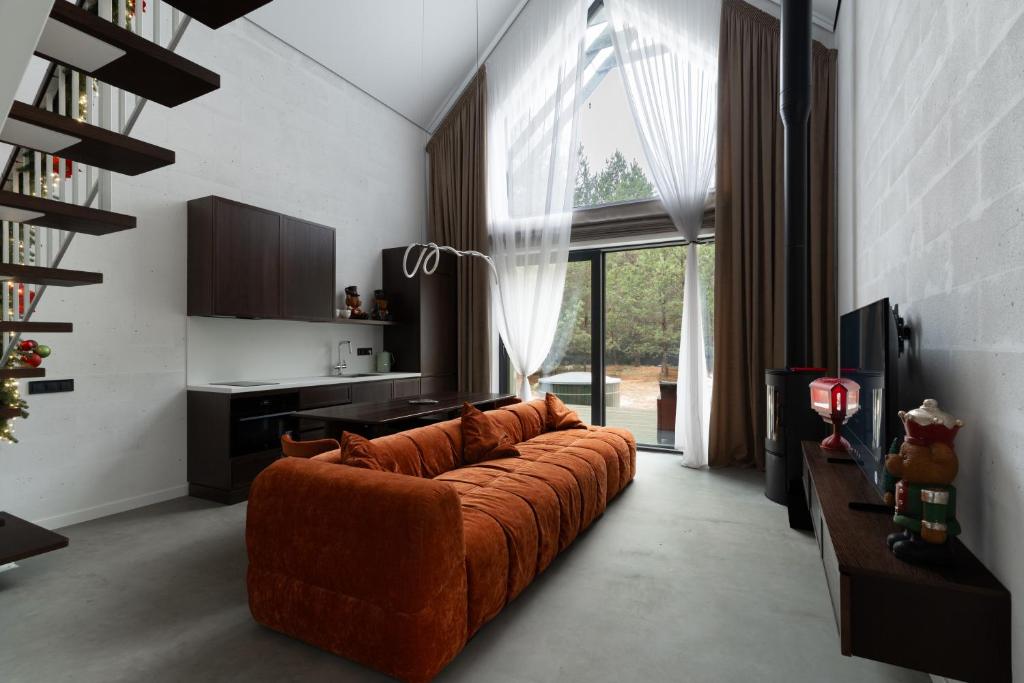 salon z kanapą i dużym oknem w obiekcie Нова Дача 