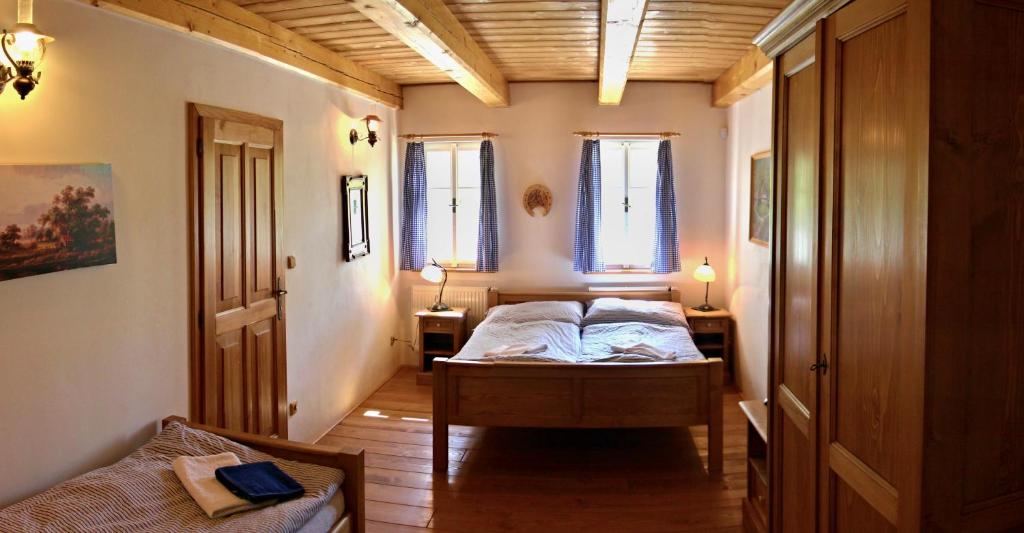 una piccola camera con un letto e due finestre di Ranch Bystrá a Bystrá nad Jizerou