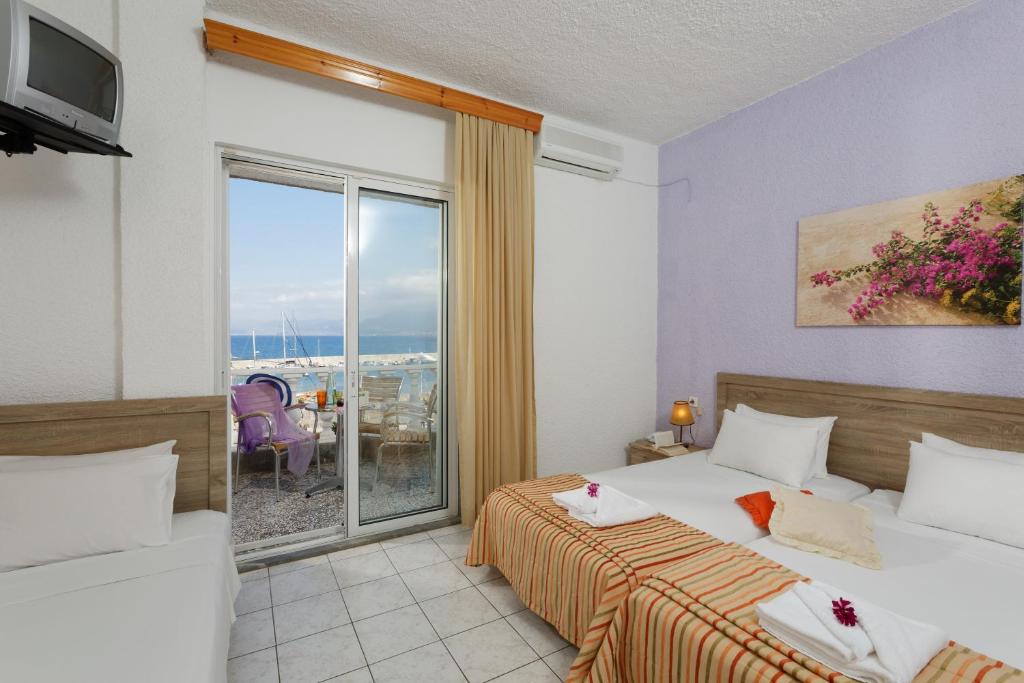 Postel nebo postele na pokoji v ubytování Zorbas Hotel