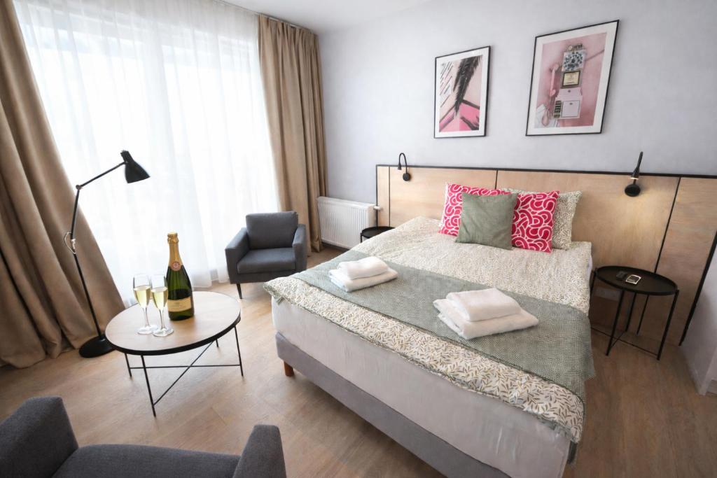 En eller flere senge i et værelse på BK Aparthotel Praga - National Stadium - Comfortable Apartment for 4 people