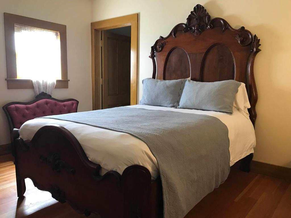 Postel nebo postele na pokoji v ubytování Cosmopolitan Hotel