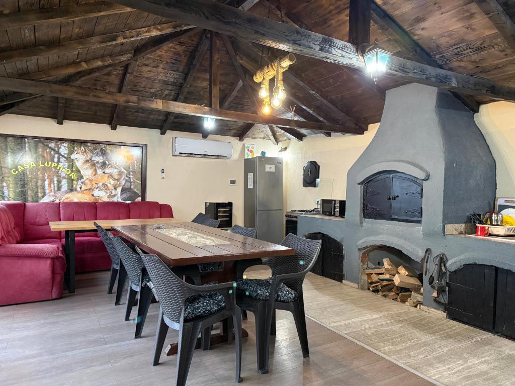 Khu vực ghế ngồi tại Casa Lupilor Transfăgărășan